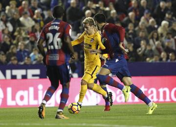 Antoine Griezmann goes on the attack for Atlético.