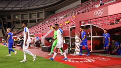 Tokyo 2020 Olympics - Soccer Football - Men - Group B - Honduras v Romania - Ibaraki Kashima Stadium, Ibaraki, Japan - July 22, 2021. Players from both teams walk out before the match REUTERS/Henry Romero