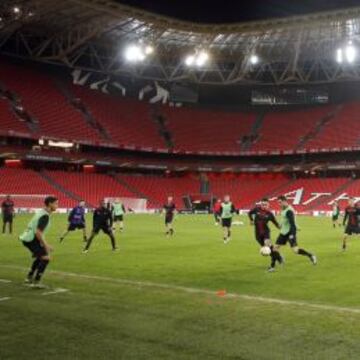 El AZ Alkmaar entrenando en San Mamés.