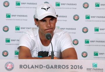 Justo antes de enfrentarse en tercera ronda a su compatriota Marcel Granollers, Nadal anunci¨® por sorpresa que se retiraba por una lesi¨®n en la mu?eca izquierda. Hab¨ªa arrasado antes a Groth y a Bagnis, perdiendo s¨®lo nueve juegos entre los dos partidos. ¡°Ayer jugu¨¦ con anestesia, si contin¨²o me la romper¨¦ en cuesti¨®n de dos d¨ªas¡±, explic¨® el balear. ¡°Es un problema que ten¨ªa al llegar y empeor¨®¡±, a?adi¨®. Por primera vez, y ¨²ltima hasta ahora, pas¨® dos a?os seguidos sin ganar Roland Garros.