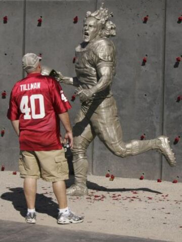 1976-2004 Patrick Daniel Tillman, fue un jugador de fútbol americano que, en respuesta a los atentados del 11 de septiembre de 2001, abandonó su carrera profesional para alistarse en el Ejército estadounidense. Falleció en una misión en Afganistán, cerca de la frontera pakistaní, víctima de fuego amigo. 