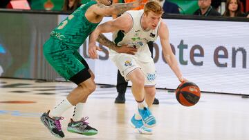 SEVILLA, 26/03/2023.- . Josh Gray (i), del Betis Baloncesto, se enfrenta a Alberto Díaz, del Unicaja, durante el partido correspondiente a la vigésima cuarta jornada de la Liga Endesa de baloncesto disputado este domingo en el pabellón de San Pablo de Sevilla. EFE/ José Manuel Vidal
