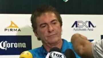 El 'Bigoton' La Volpe cumplió a sus jugadores y se rasuró el bigote.