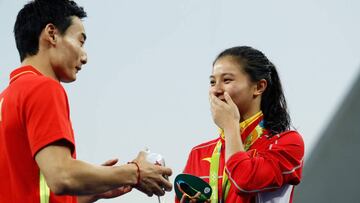 He Zi, emocionada después de que su novio le pida matrimonio.