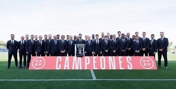 La plantilla del Real Madrid al completo junto a Pedro Virgilio Rocha, presidente de la RFEF, reciben en Valdebebas  el título de