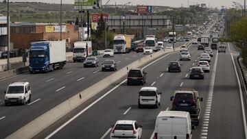 Tráfico de coches en la autovía del Sur o A-4, antiguamente llamada autovía de Andalucía a la altura de la localidad de Pinto, Madrid (España), a 26 de marzo de 2021. La autovía experimenta afluencia de tráfico a pesar de que la Comunidad de Madrid se mantendrá cerrada perimetralmente durante Semana Santa. Un total de 4.818 efectivos de las Fuerzas y Cuerpos de Seguridad del Estado (FCSE) realizarán las labores de seguridad vial, vigilancia aeroportuaria y controles de movilidad en cumplimiento de ese cierre perimetral.
26 MARZO 2021;RESTRICCIONES;MOVILIDAD;COVID;PANDEMIA;CASOS;INCIDENCIA
Eduardo Parra / Europa Press
26/03/2021