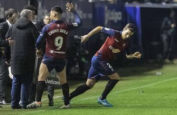 Íñigo Pérez salta al campo en sustitución de Chimy.