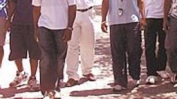 <b>PASEO CON BALÓN. </b>Los jugadores de Nigeria, paseando por el parque de Móstoles. A falta de trabajo, el balón siempre les acompaña.