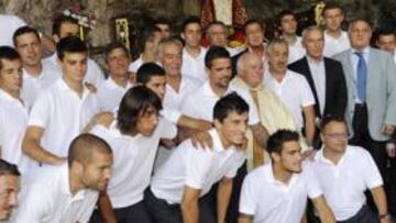 <b>FOTO DE FAMILIA. </b>La plantilla sportinguista, junto al resto de técnicos y representantes del club, en la Santa Cueva, ayer, en Covadonga.