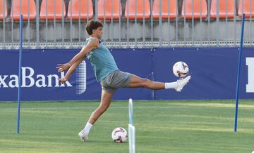 El delantero portugu¨¦s, Jo?o F¨¦lix, entrenando en las instalaciones deportivas del Cerro del Espino.