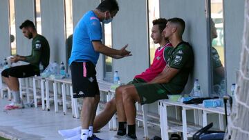 Alexis habla con Loren y Feddal.