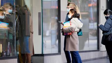 Shoppers wearing protective face masks line up to scan a QR code before entering a store on the first day of eased coronavirus disease (COVID-19) restrictions for the state of Victoria following an extended lockdown in Melbourne, Australia, June 11, 2021. REUTERS/Sandra Sanders