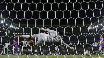 Benzema marcó así el gol que dio el triunfo al Real Madrid ante el Sporting.