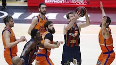 El Valencia y el Baskonia, durante las semifinales de la Fase Final de la ACB