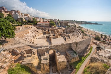 La antigua Tarraco fue la capital de la provincia Hispania Citerior a partir de Augusto. Es una muestra perfecta de la planificación romana mediante un sistema de terrazas artificiales que siguen los desniveles naturales del terreno donde están construidas. Fue fundada como campamento militar y prosperó gracias a su ubicación costera y su emplazamiento con relación a las vías terrestres hacia el interior de la península. Su anfiteatro, el acueducto, el teatro o la muralla sirvieron de ejemplo urbanístico para otras capitales de provincia del Imperio romano.