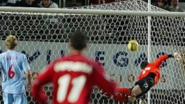 <b>GOLAZO. </b>Pese a la estirada, nada pudo hacer Notario ante la gran volea de Bruno.