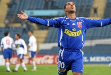 Llegó a comienzos del 2006 a Universidad de Chile y si bien no tuvo un mal torneo en un equipo que entre otros formaba Marcelo Salas, sus seis meses en los azules son recordados por el penal fallado en la final con Colo Colo. Hoy juega en Millonarios.