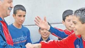 <b>ACLAMADO. </b>Vicente del Bosque fue el centro de atención en el inicio de la Vodafone Stars Challenge. Las chicas también se atrevieron a participar en las pruebas de selección.