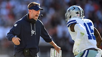 CLEVELAND, OHIO - SEPTEMBER 08: Brian Schottenheimer offensive coordinator of the Dallas Cowboys celebrates with Ezekiel Elliott #15 after he scored a touchdown in the second quarter of the game against the Cleveland Browns at Cleveland Browns Stadium on September 08, 2024 in Cleveland, Ohio. Nick Cammett/Getty Images/AFP (Photo by Nick Cammett / GETTY IMAGES NORTH AMERICA / Getty Images via AFP)