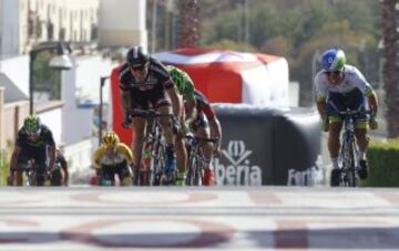 Caleb Ewan, John Degenkolb y Peter Sagan en el sprint final.