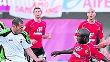 <b>OTRA VEZ MARCÓ. </b>Webó, en la imagen pugnando por la pelota con Lacen y Torrejón, volvió a ser decisivo para su equipo marcando un nuevo gol al Racing.