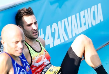 Atletas agotados tras la carrera.