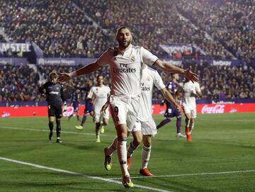 El 24 de febrero de 2019 le marcó, de penalti, el 0-1 a los levantinos. 