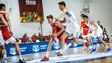 H&eacute;ctor Alderete trata de penetrar ante la defensa Argentina durante el partido del Mundial Sub-19.