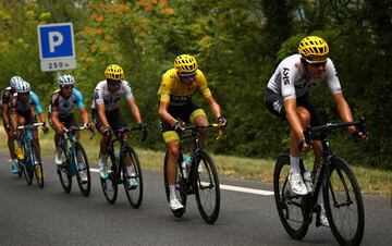 El ciclista británico, Chris Froome, viaja en la parte delantera del pelotón durante la 19ª etapa del Tour de Francia. 