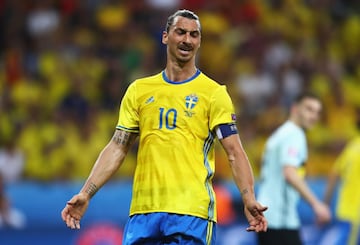 Para muchos, el mejor jugador de la historia del pa赤s escandinavo. Es el futbolista con m芍s goles en la historia de la selecci車n sueca (61 goles en 109 partidos) y uno de los delanteros m芍s reconocidos de los 迆ltimos 20 a?os. Ibrahimovic comenz車 su carrera en el M?lmo antes de dar el salto al Ajax, club en el que se dio a conocer al gran p迆blico. En Italia, donde es casi leyenda, jug車 en el Inter y en el Milan. Es recordado su paso fugaz por el Barcelona, donde jug車 una temporada y anot車 16 goles. Es leyenda del Paris Saint-Germain, club en el que jug車 180 partidos y anot車 156 goles. Era el m芍ximo goleador de la historia del equipo franc谷s hasta que le pas車 Cavani hace unos meses. En la actualidad juega en Los Angeles Galaxy, franquicia en la que est芍 demostrando que sigue rindiendo a un gran nivel.
