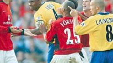 Tangana entre el Manchester United y el Arsenal en la temporada 2003-2004