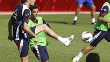 <b>PUESTA A PUNTO. </b>Michu controla un balón frente a Míchel y Quero durante un entrenamiento.