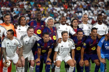 Jugadores del Real Madrid Leyendas y FC Barcelona Leyendas forman este sábado, previo un partido entre Real Madrid Leyendas y FC Barcelona Leyendas en el estadio Nacional Jorge "Mágico" González en San Salvador.