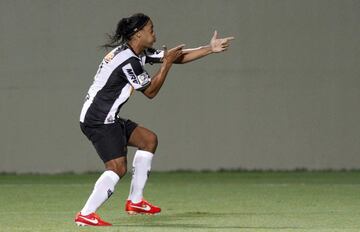 Ronaldinho volvió a mostrarse irregular en su juego. En algunos partidos estuvo desaparecido y en otros era determinante. 

 