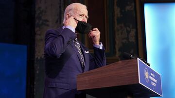 El presidente electo Joe Biden se quita la mascarilla antes de hablar en el teatro The Queen, el lunes 28 de diciembre de 2020, en Wilmington, Delaware.