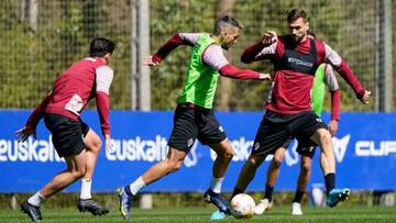 Llorente ante Stoichkov en una sesi&oacute;n del Eibar.