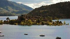A la venta una isla con un castillo a tan solo una hora de Madrid