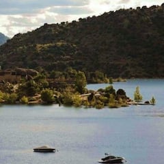 A la venta una isla con un castillo a tan solo una hora de Madrid
