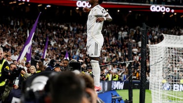 Soccer Football - LaLiga - Real Madrid v Atletico Madrid - Santiago Bernabeu, Madrid, Spain - March 22, 2026 Real Madrid's Vinicius Junior celebrates scoring their third goal REUTERS/Jon Nazca