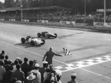 Surtees gana el Gran Premio de Italia en Monza con un Honda RA300, el 10 de septiembre de 1967. Jack Brabham en un Brabham-Repco BT24 acabó segundo.