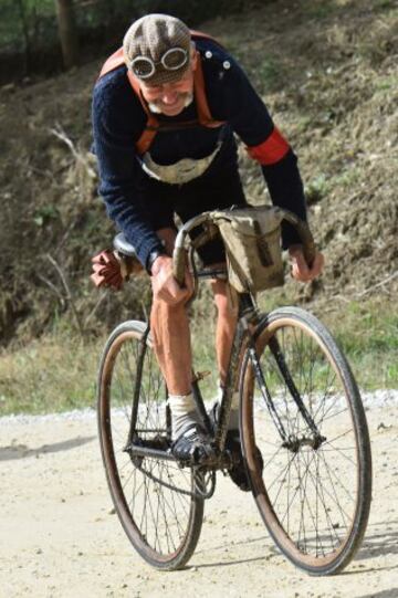 El ciclista italiano Luciano Berruti, de 74 años, durante la carrera que se creó en 1997 para salvaguardar la Strade Bianche de la Toscana. Empieza y termina en Gaiole, pueblo de la provincia de Siena.