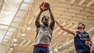 Usman Garuba, pívot de la Selección, atrapa un rebte ante Aldama en un entrenamiento de España.