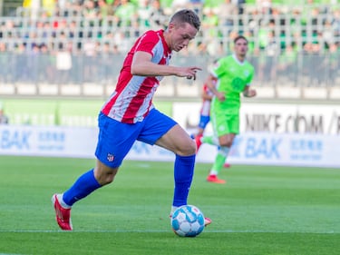 Entró en la cantera del Atlético en 2016. Militó en las categorías inferiores del club y debutó en el primer equipo en septiembre de 2018. Posteriormente ha sido cedido al Fuenlabrada, Leganés, Tenerife y Elche.