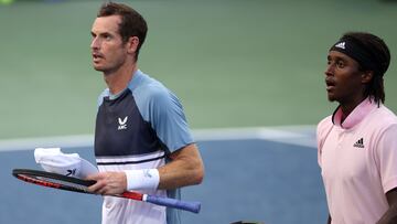 Andy Murray y Mikael Ymer abandonan la pista tras su partido en el Citi Open de Washington.