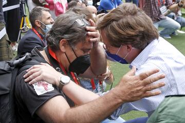 José Luis Martínez Almeida se disculpa con un  fotótgrado después de golpearle con la pelota al realizar  un saque.
