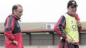 <B>DÚO TÉCNICO</B>. Martín González cambia impresiones con Lotina.