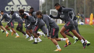 Los jugadores del Real Madrid, durante el entrenamiento de ayer.