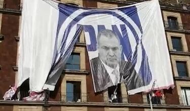 Marcha INE: aparecen imágenes de Genaro García Luna en distintos puntos del Centro Histórico