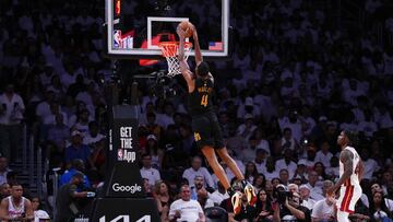 Evan Mobley, Cleveland Cavaliers, machaca ante Davion Mitchell, Miami Heat, en el tercer partido de primera ronda de los playoffs de la NBA 2025.