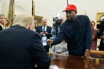 Donald Trump y Kanye West en una reunión en la Oficina Oval. El republicano se dirigió a West como un "tipo inteligente" tras su encuentro.